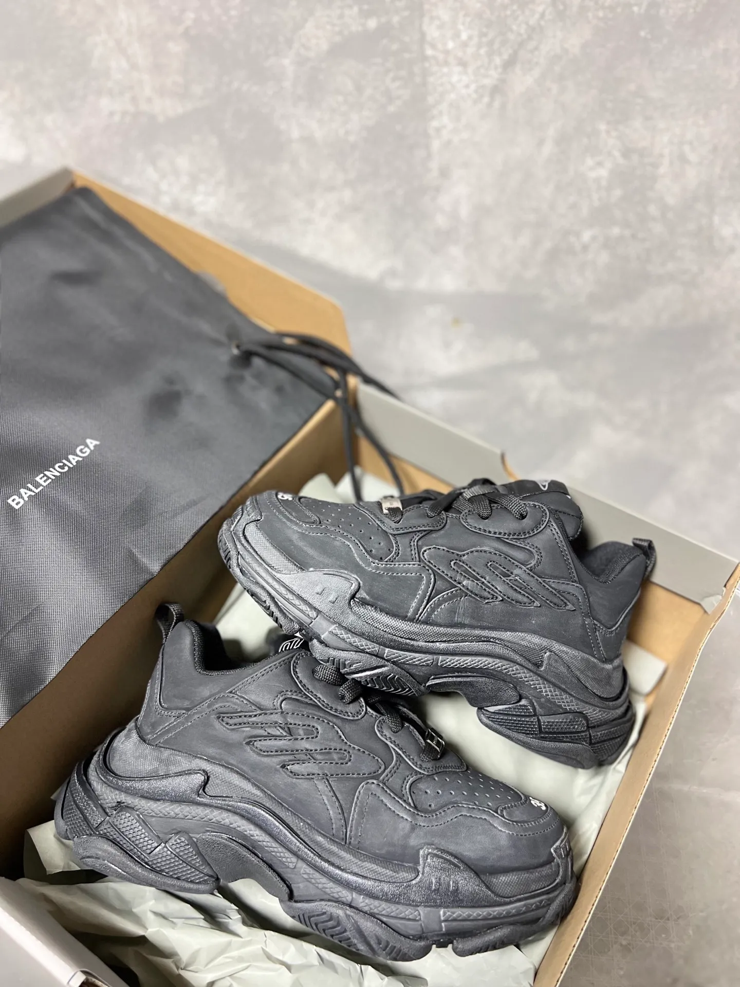 👟👟Ex-factory price 720👟👟 Balenciaga, couples model Triple S series round toe distressed. The design of this shoe comes from the classic Cargo 3B Sports lcon element, 3 but not as exaggerated as Cargo. It is really fashionable and practical! It has both a sporty feel and a street style, making it perfect for friends who like hiking! Code number: 35-45